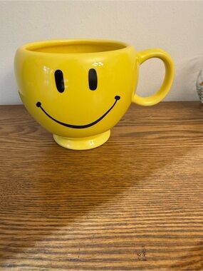 Vintage Teleflora Oversized Smiley Face Yellow Ceramic Mug Planter 20oz EUC